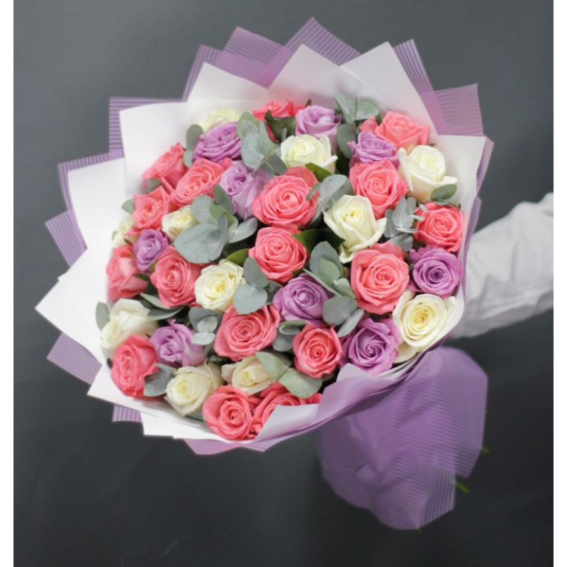 Букет 45 роз с эвкалиптом и красивой упаковкой