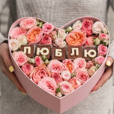 Кремовое сердце с пионовидными розами "Люблю"