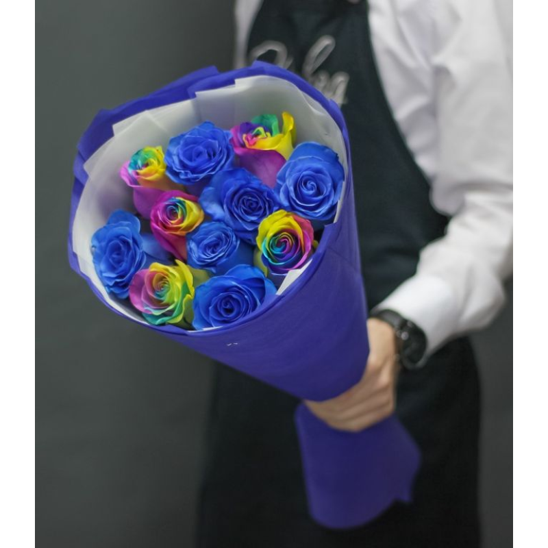 Микс-букет 11 радужных и синих роз с оформлением