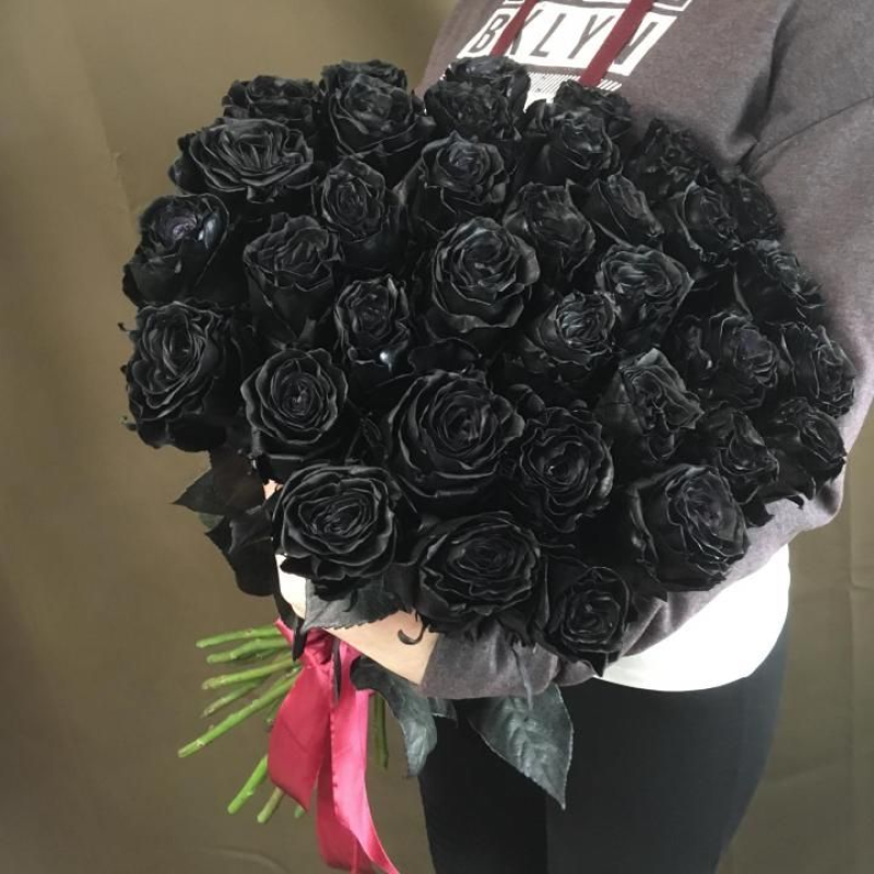 Букет 31 черная роза с оформлением