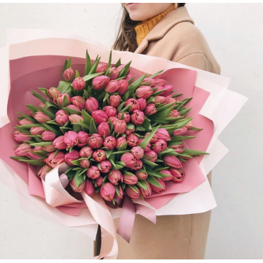 Букет 101 розовый тюльпан с упаковкой