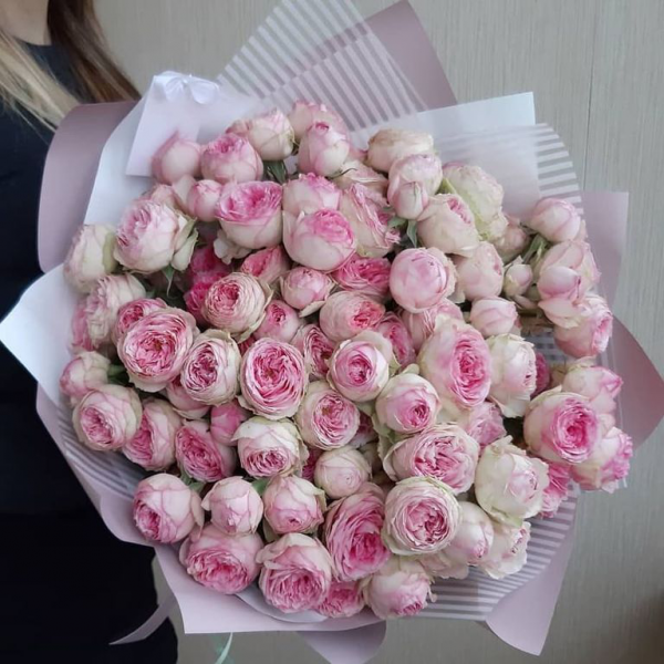 Букет 31 кустовых пионовидных роз с упаковкой