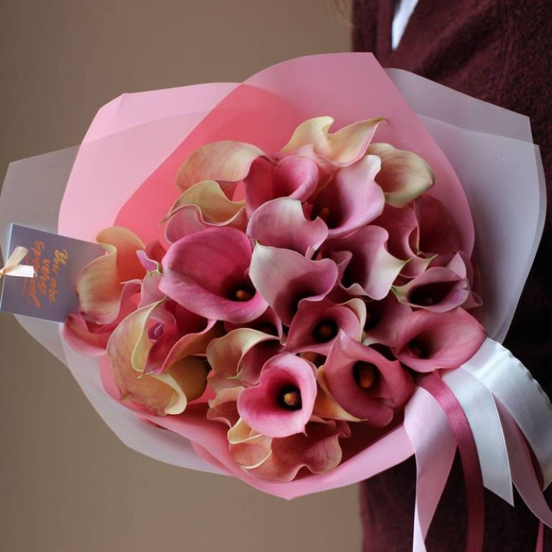 Букет 29 розовых калл с красивой упаковкой