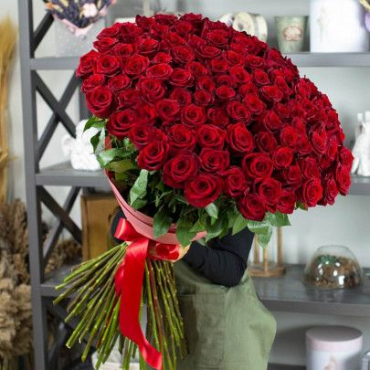 Букет 101 красная роза 100 см с лентами