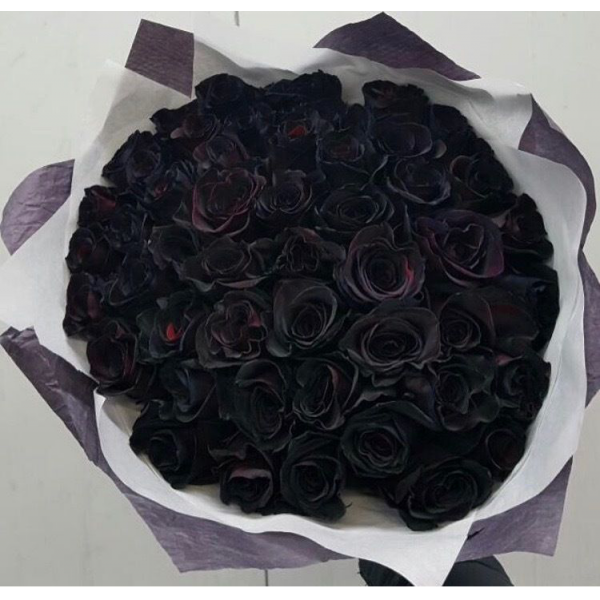 Букет с 35 черными розами в упаковке