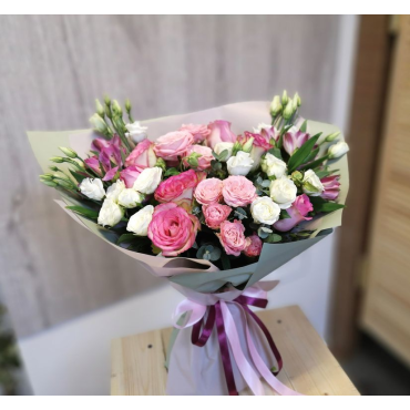 Сборный букет розовые розы и эустома с упаковкой