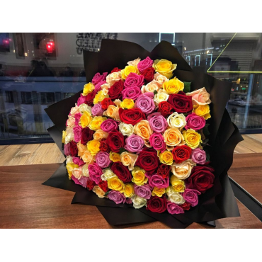 Букет 101 разноцветная роза в черной упаковке (70см)