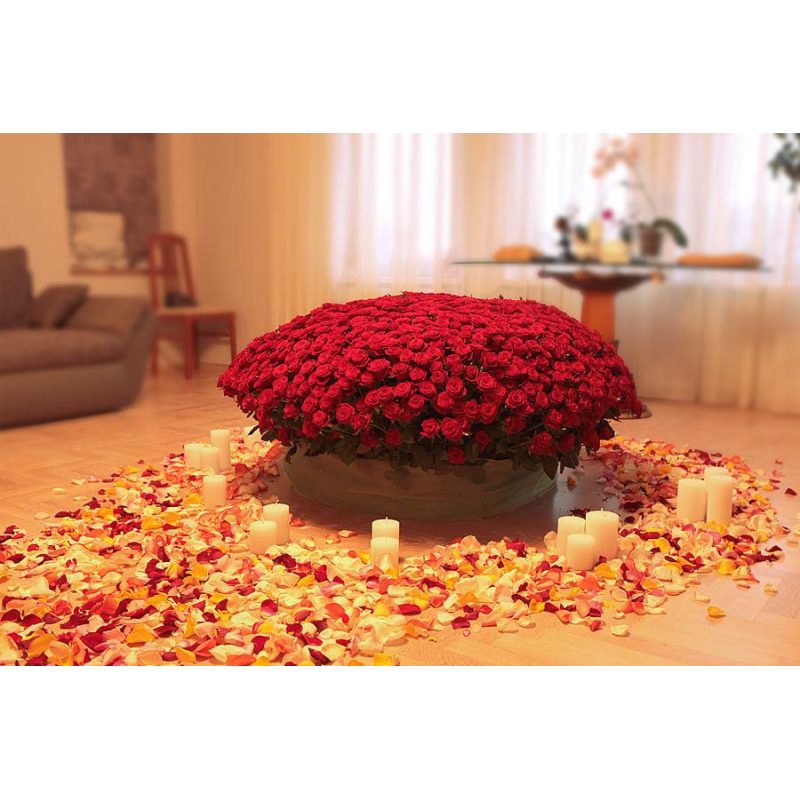 1001 красная роза с лепестками и свечами