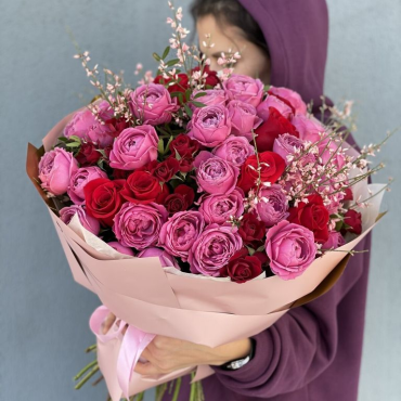 Букет розовые пионовидные розы и красные розы