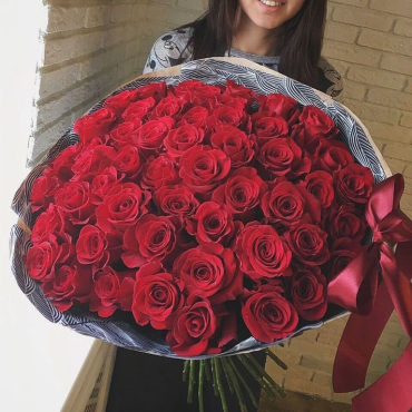 Букет 79 красных роз в упаковке с бантом (70см)