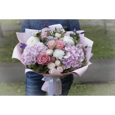 Сборный букет с розовой гортензией, пионовидной розой, хризантемой