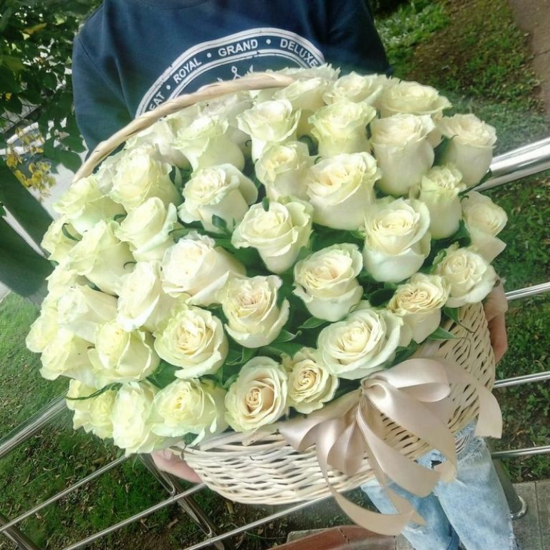 Белая роза (79 шт.) в корзине с лентой