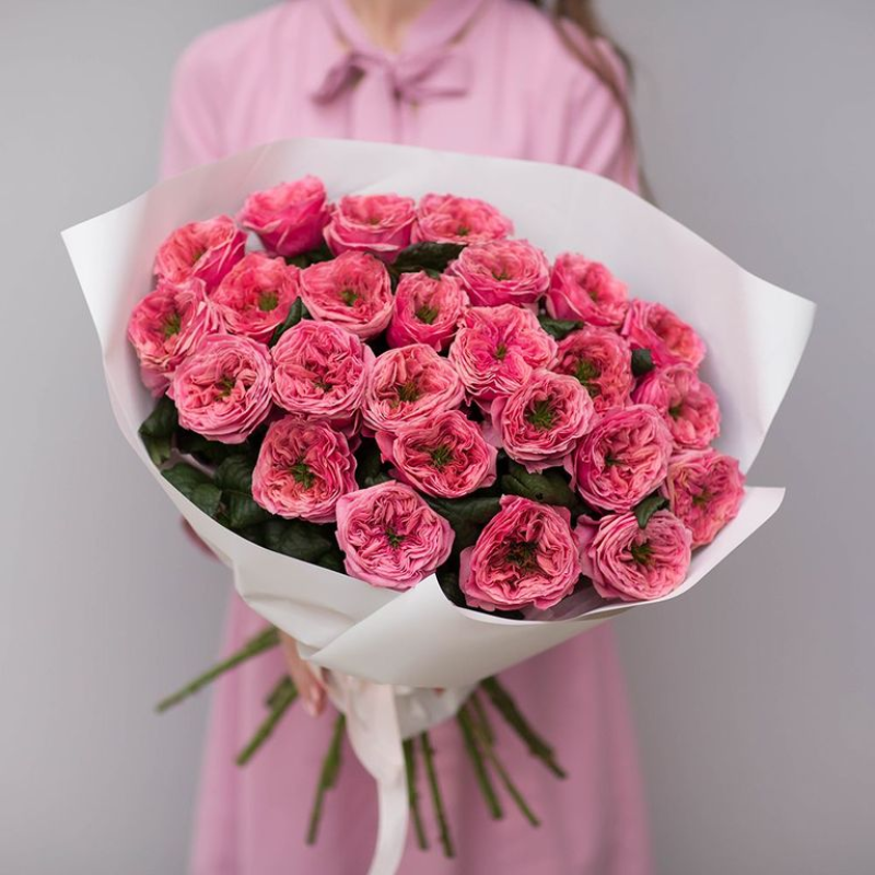 Букет ароматных розовых пионовидных роз