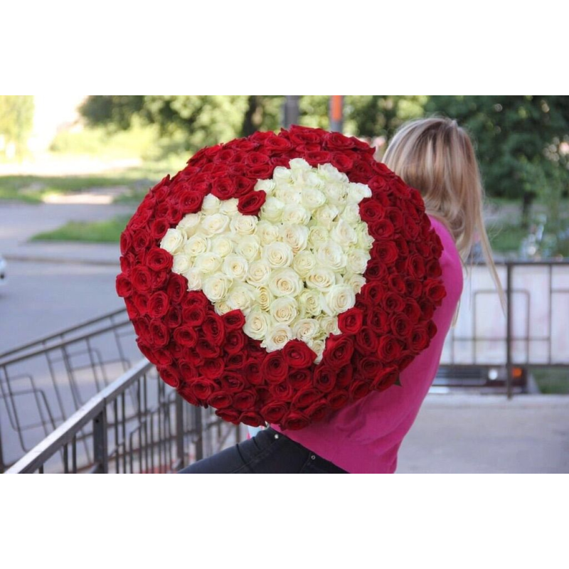 Букет 101 роза с сердцем с оформлением (60см)
