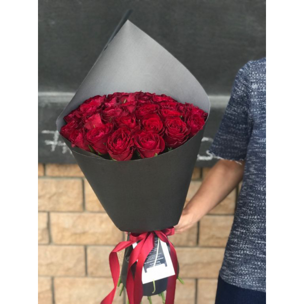 Букет 25 красных роз в черной бумаге (70см)