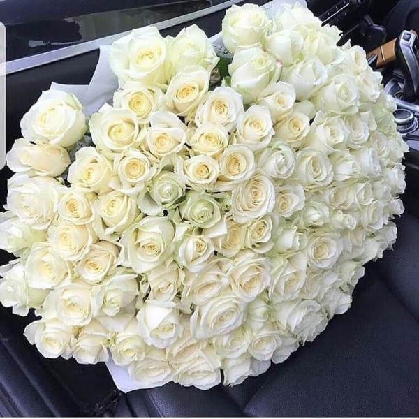 Букет 101 белая роза с оформлением (70см)