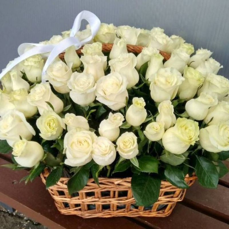 Корзина 51 белая роза с оформлением