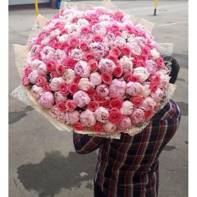 101 розовый пион и розы с упаковкой