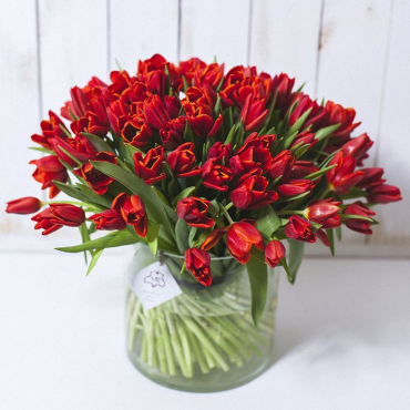 Букет 79 красных тюльпанов с лентами