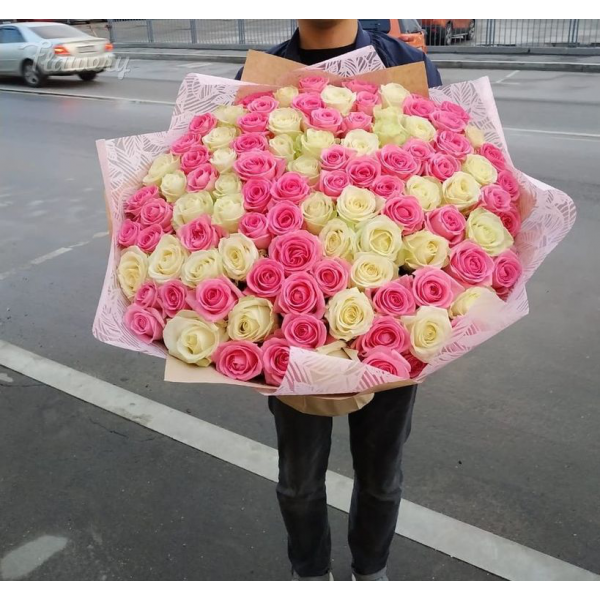 101 белая и розовая роза в упаковке (60см)