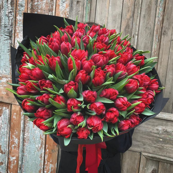 Букет 101 красный тюльпан с оформлением