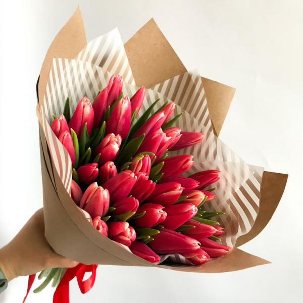 Букет 29 красных тюльпанов с оформлением
